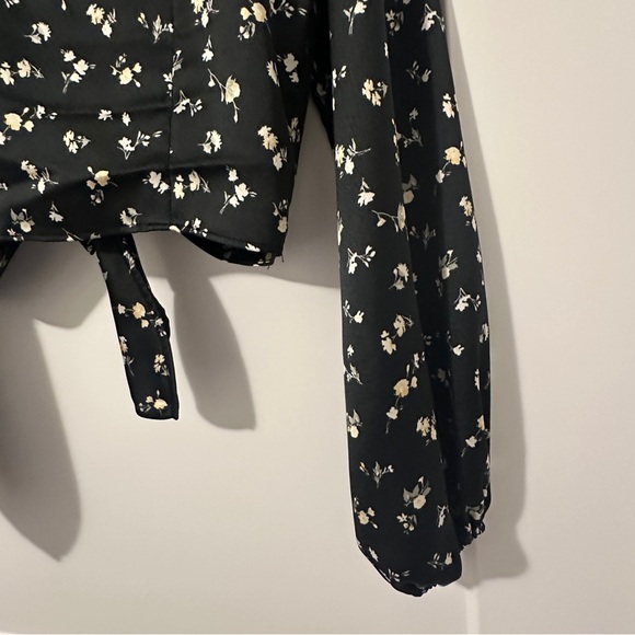 Abercrombie & Fitch Black White Floral Tie Crop Top Size Small - Picture 12 of 15